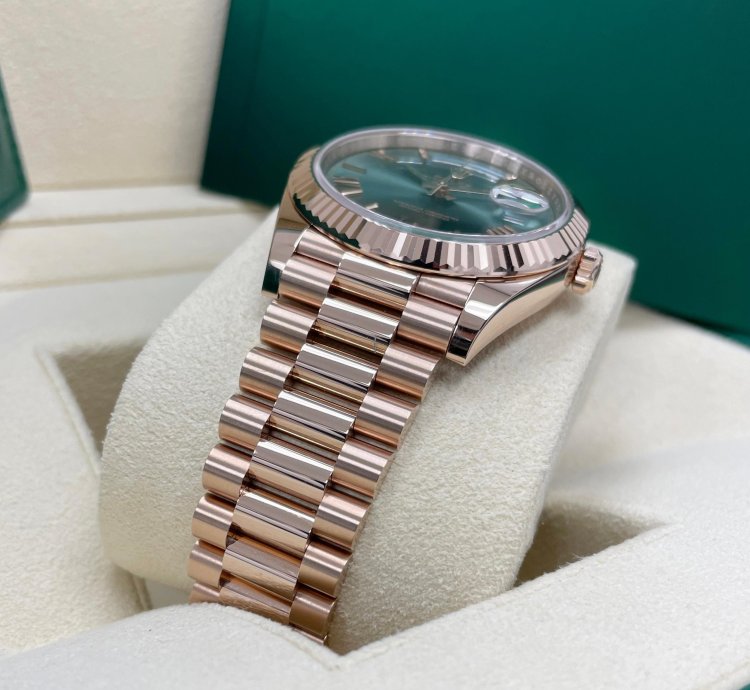 Rolex Day-date 40 New Day-date 40mm 228235 Rose Gold Fluted Olive Green Roman Dial Presidential