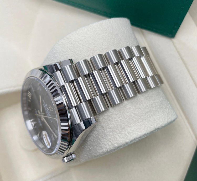Rolex Day-date 40 New Day-date 40mm 228239 White Gold Fluted Bezel Blue Roman Dial President Bracelet