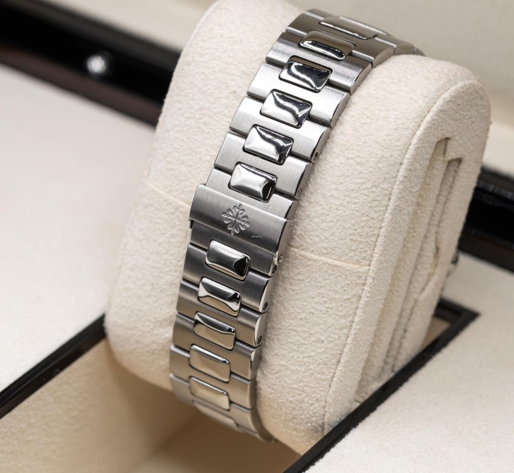 Patek Philippe Nautilus Jumbo Steel Black Power Reserve 42mm