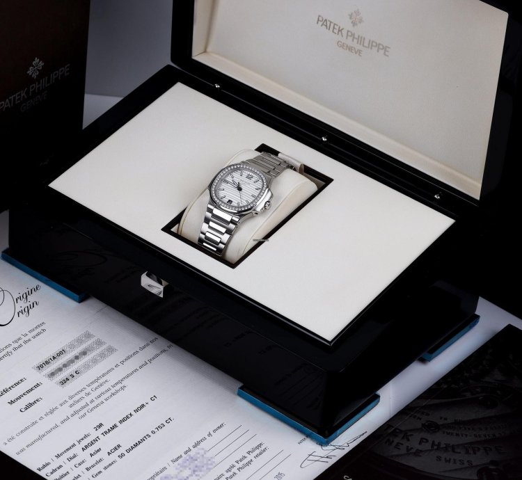 Patek Philippe Nautilus Ladies Automatic Ref 7018 1a-001 Silver Dial 33mm Stainless Steel Box And Papers 2015