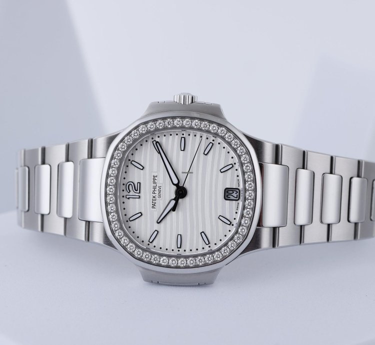 Patek Philippe Nautilus Ladies Automatic Ref 7018 1a-001 Silver Dial 33mm Stainless Steel Box And Papers 2015
