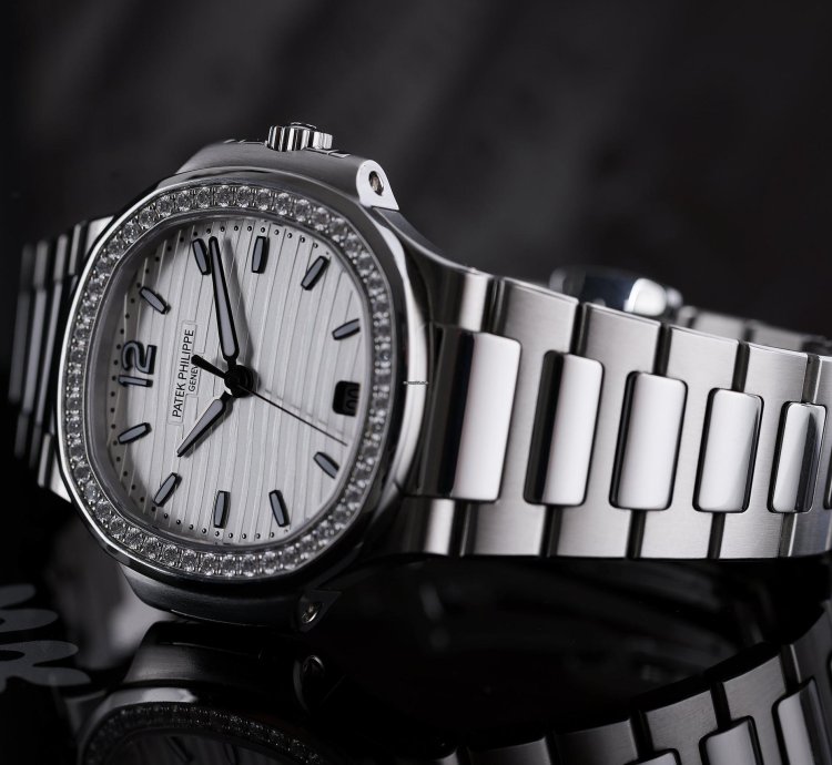 Patek Philippe Nautilus Ladies Automatic Ref 7018 1a-001 Silver Dial 33mm Stainless Steel Box And Papers 2015