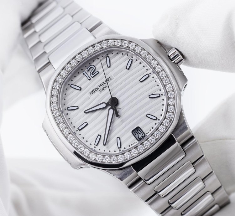 Patek Philippe Nautilus Ladies Automatic Ref 7018 1a-001 Silver Dial 33mm Stainless Steel Box And Papers 2015