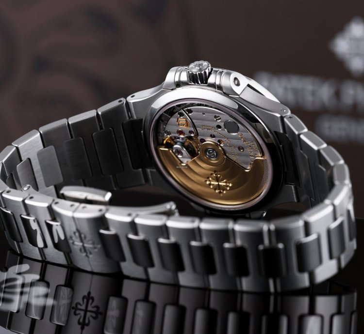 Patek Philippe Nautilus Ladies Automatic Ref 7018 1a-001 Silver Dial 33mm Stainless Steel Box And Papers 2015