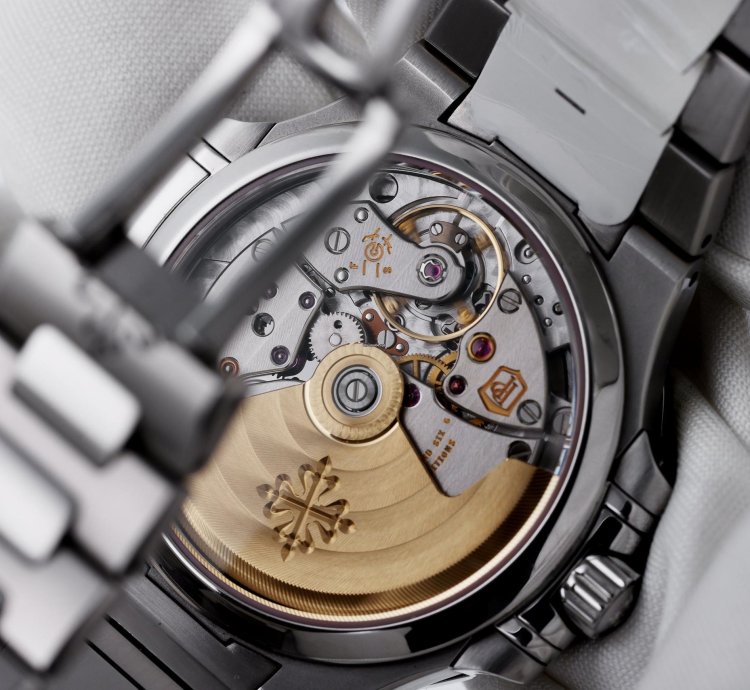 Patek Philippe Nautilus Ladies Automatic Ref 7018 1a-001 Silver Dial 33mm Stainless Steel Box And Papers 2015