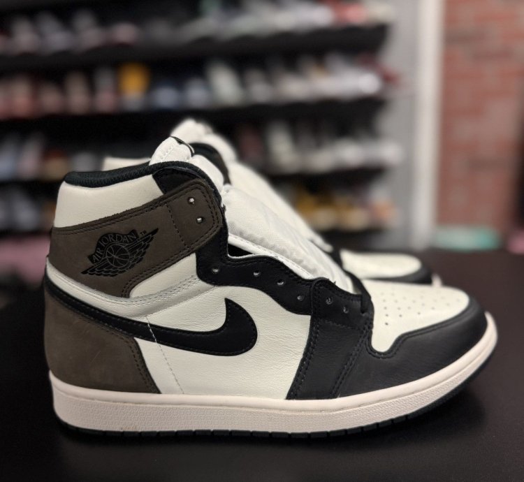 Jordan 1 Mocha High 555088-105 Size 9 5 new No Box