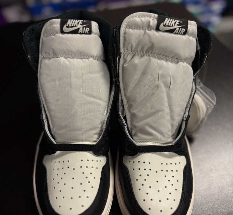 Jordan 1 Mocha High 555088-105 Size 9 5 new No Box