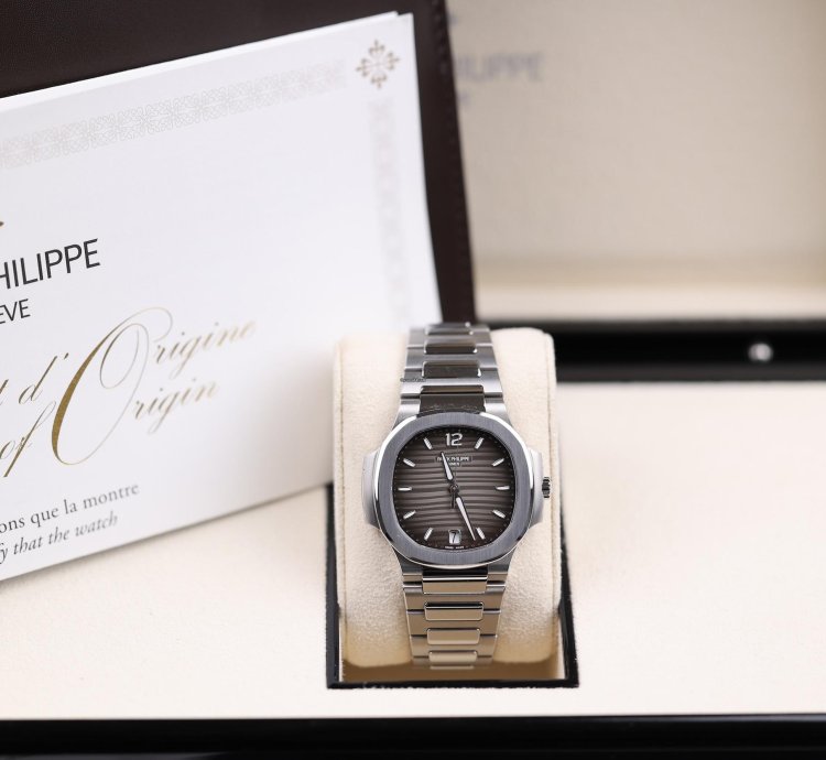 Patek Philippe Nautilus Lady Nautilus Grau - 2022 - Deutsch - Wie Neu - Fullset