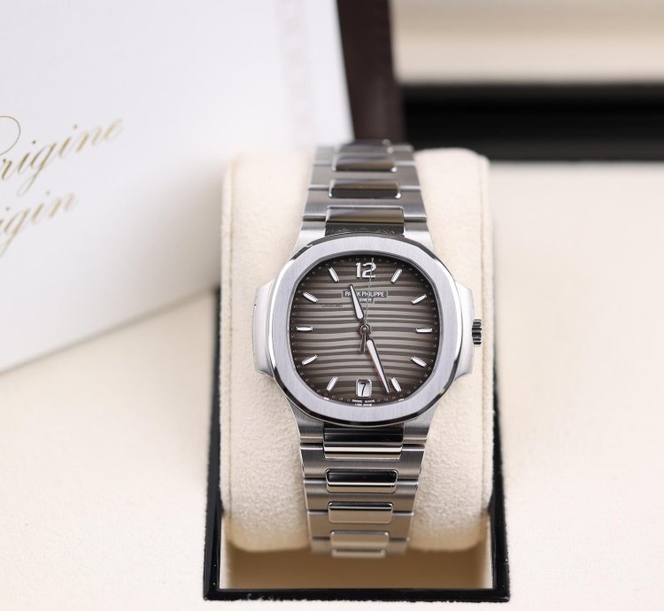 Patek Philippe Nautilus Lady Nautilus Grau - 2022 - Deutsch - Wie Neu - Fullset