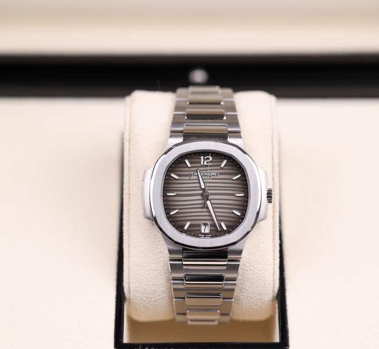 Patek Philippe Nautilus Lady Nautilus Grau - 2022 - Deutsch - Wie Neu - Fullset