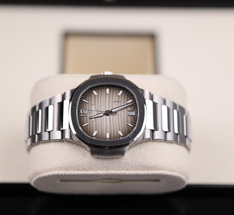 Patek Philippe Nautilus Lady Nautilus Grau - 2022 - Deutsch - Wie Neu - Fullset