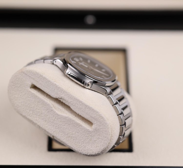 Patek Philippe Nautilus Lady Nautilus Grau - 2022 - Deutsch - Wie Neu - Fullset