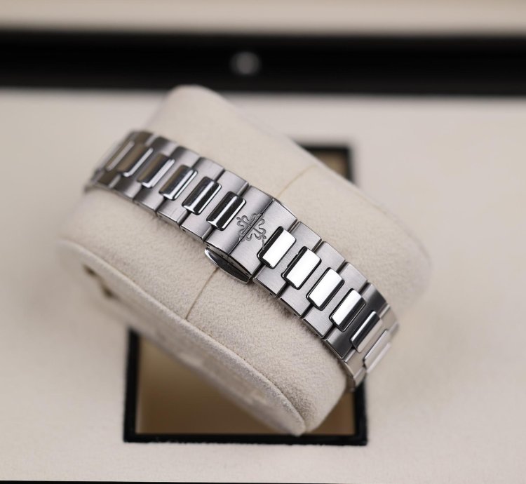 Patek Philippe Nautilus Lady Nautilus Grau - 2022 - Deutsch - Wie Neu - Fullset