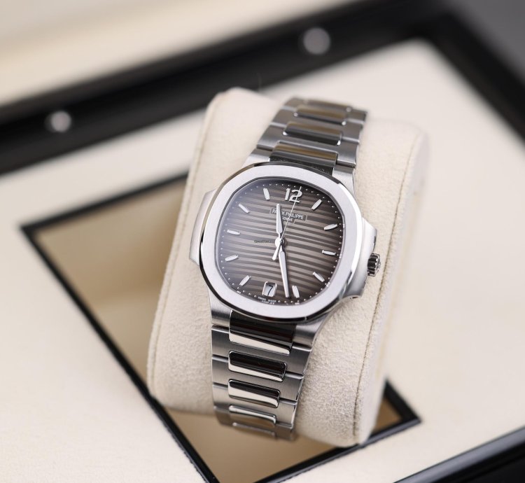 Patek Philippe Nautilus Lady Nautilus Grau - 2022 - Deutsch - Wie Neu - Fullset