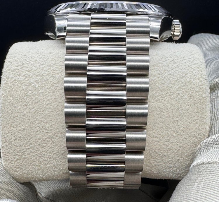 Rolex Day-date 40 Olive Dial Unworn