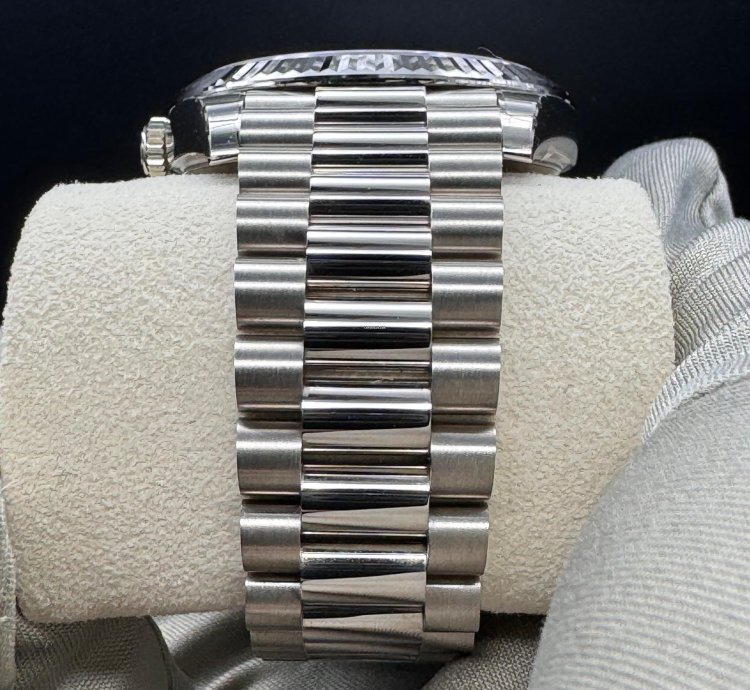Rolex Day-date 40 Olive Dial Unworn