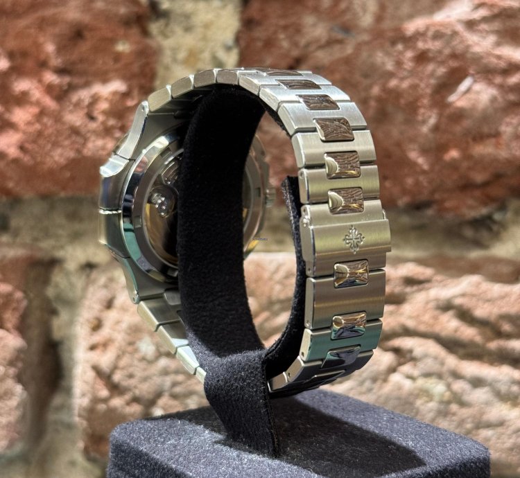 Patek Philippe Nautilus Like New Aus 2021