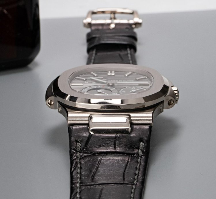 Patek Philippe Nautilus Moon Phase 5712g-001