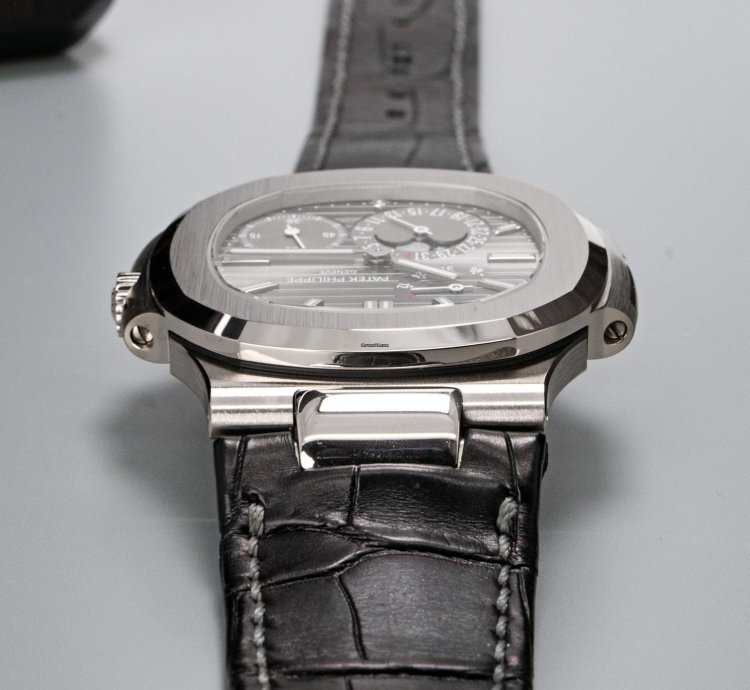 Patek Philippe Nautilus Moon Phase 5712g-001