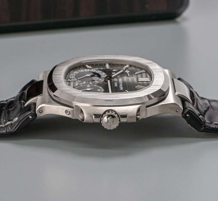 Patek Philippe Nautilus Moon Phase 5712g-001