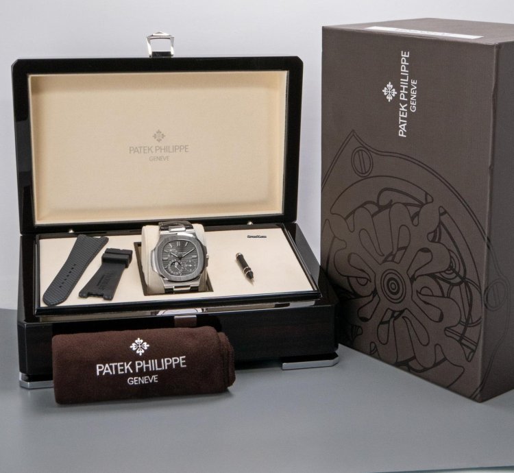 Patek Philippe Nautilus Moon Phase 5712g-001