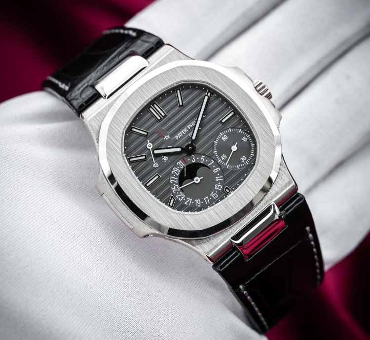 Patek Philippe Nautilus Moonphase 5712g-001 18k White Gold 40mm Box Papers