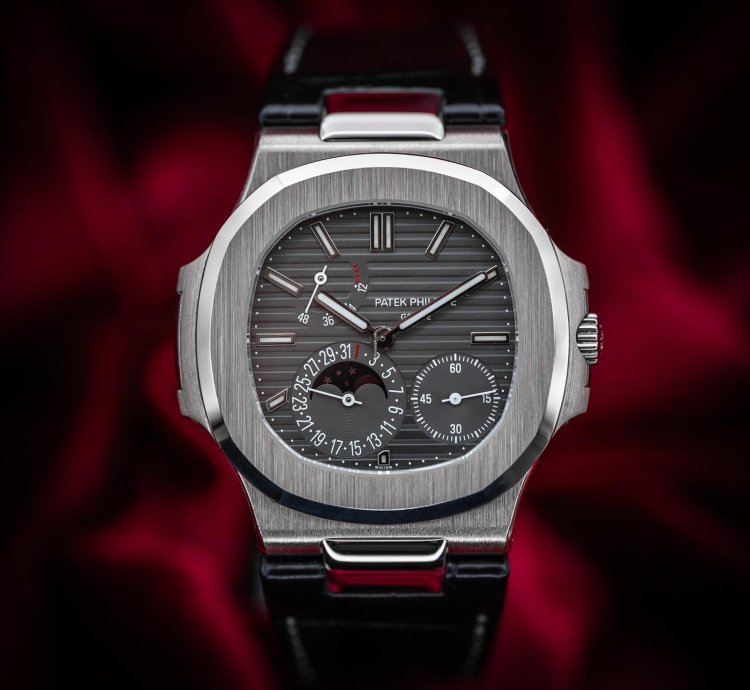 Patek Philippe Nautilus Moonphase 5712g-001 18k White Gold 40mm Box Papers