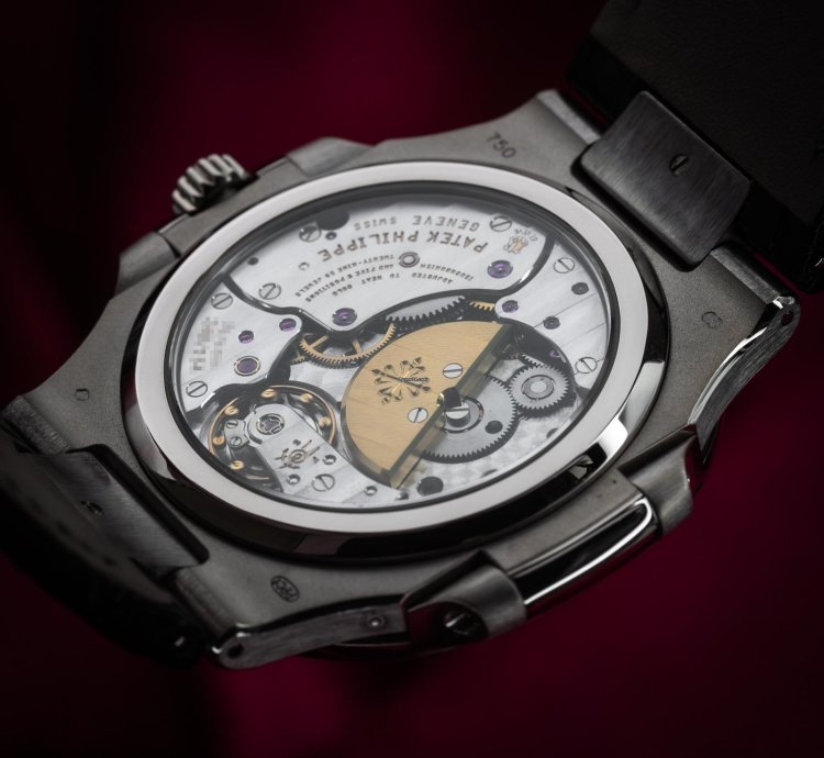 Patek Philippe Nautilus Moonphase 5712g-001 18k White Gold 40mm Mint