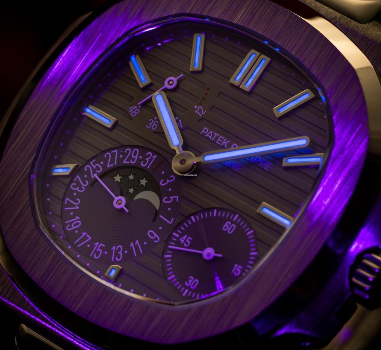 Patek Philippe Nautilus Moonphase 5712g-001 18k White Gold 40mm Mint