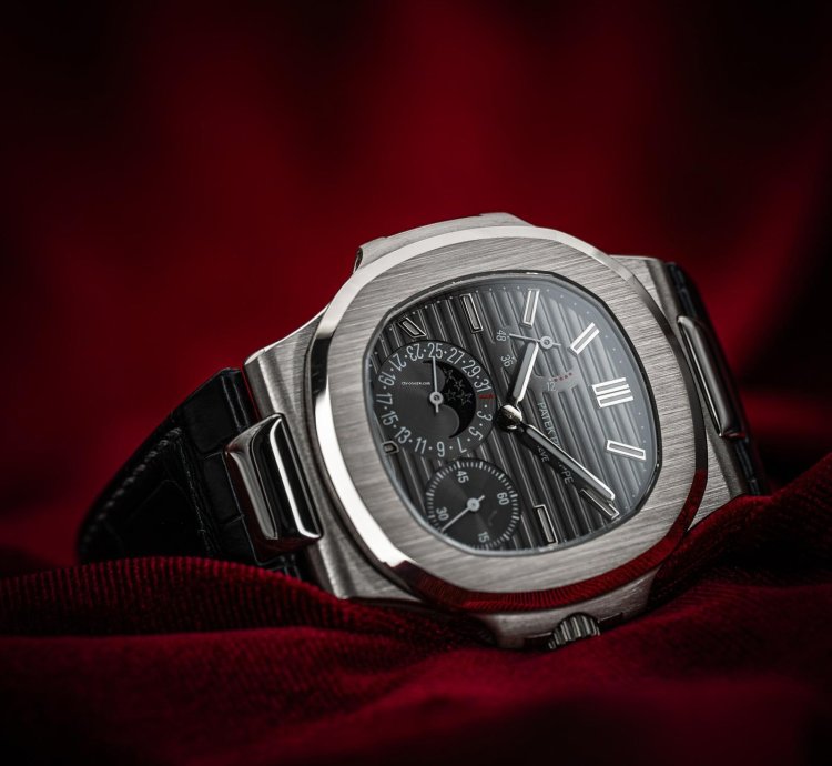 Patek Philippe Nautilus Moonphase 5712g-001 18k White Gold 40mm Mint