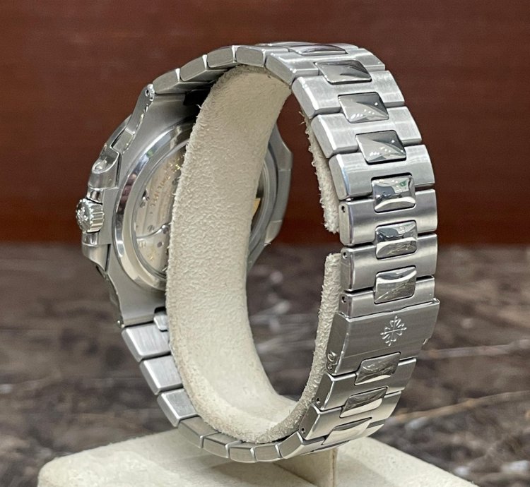 Patek Philippe Nautilus Moonphase Steel 2018 Eu Ref 5712 1a-001