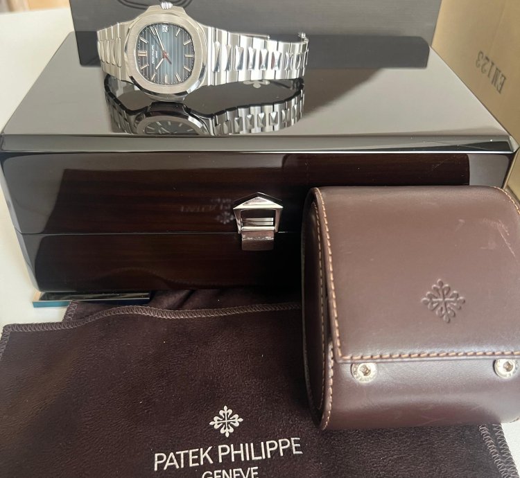 Patek Philippe Nautilus Rare Patek 5711 1a Genta Design Geneva Seal Led Dial Service