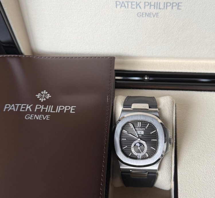 Patek Philippe Nautilus Rarely Used Full Set