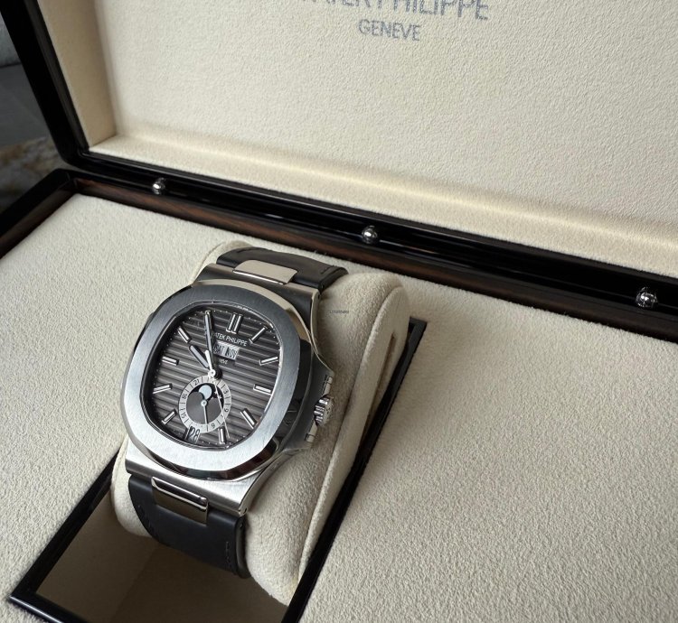 Patek Philippe Nautilus Rarely Used Full Set