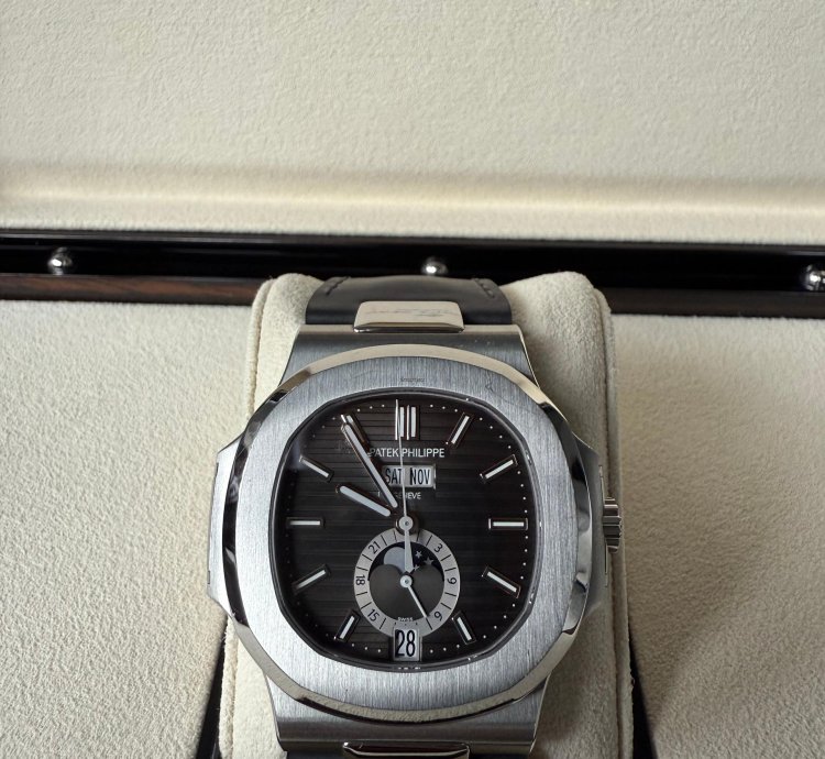 Patek Philippe Nautilus Rarely Used Full Set