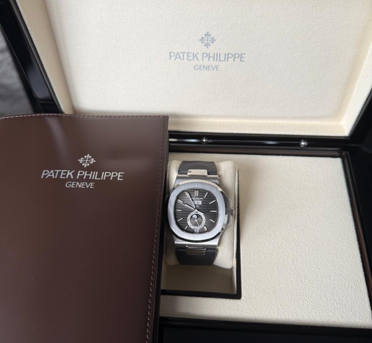 Patek Philippe Nautilus Rarely Used Full Set