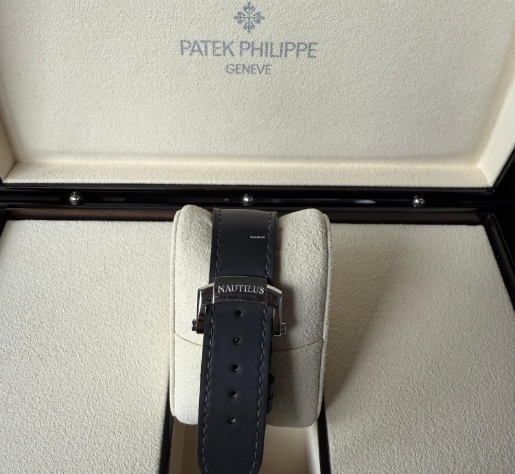 Patek Philippe Nautilus Rarely Used Full Set