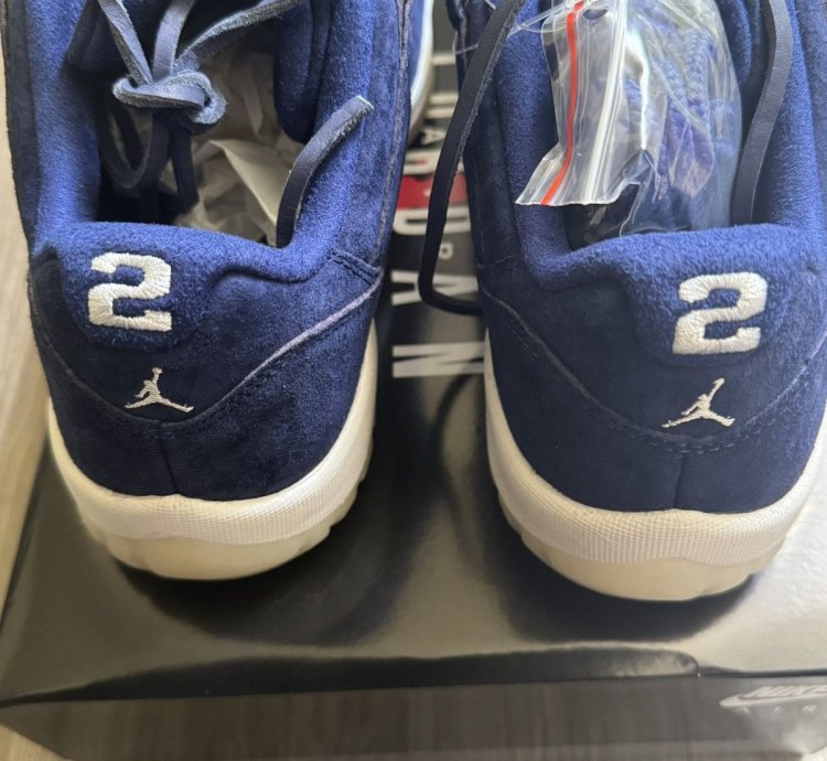 Jordan 11 Retro Low Derek Jeter Re2pect