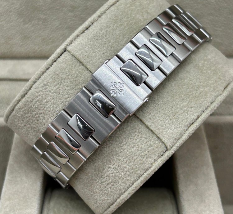 Patek Philippe Nautilus Ref 3710 1a-001 - Perfect Condition - Year 2005