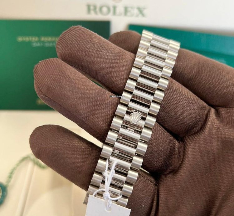 Rolex Day-date 40 Presidential Pave Diamond Dial Baguette Sapphire Diamonds
