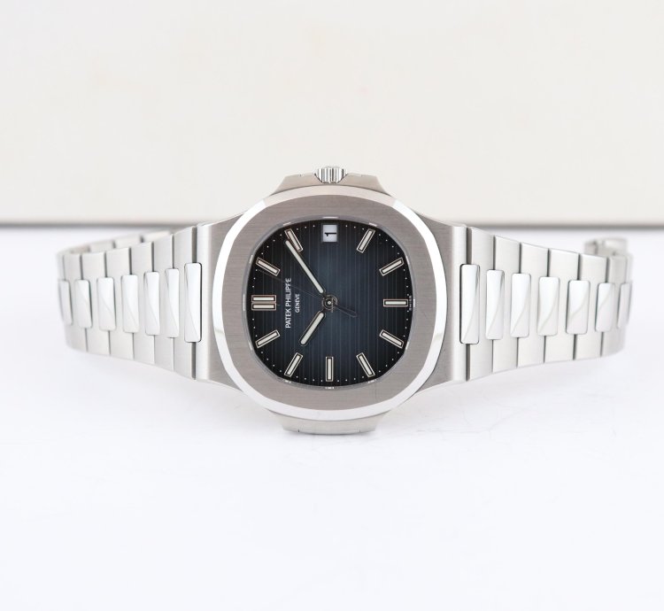 Patek Philippe Nautilus Ref 5711 1a-010 Super Full Set Really Like New Never Polished