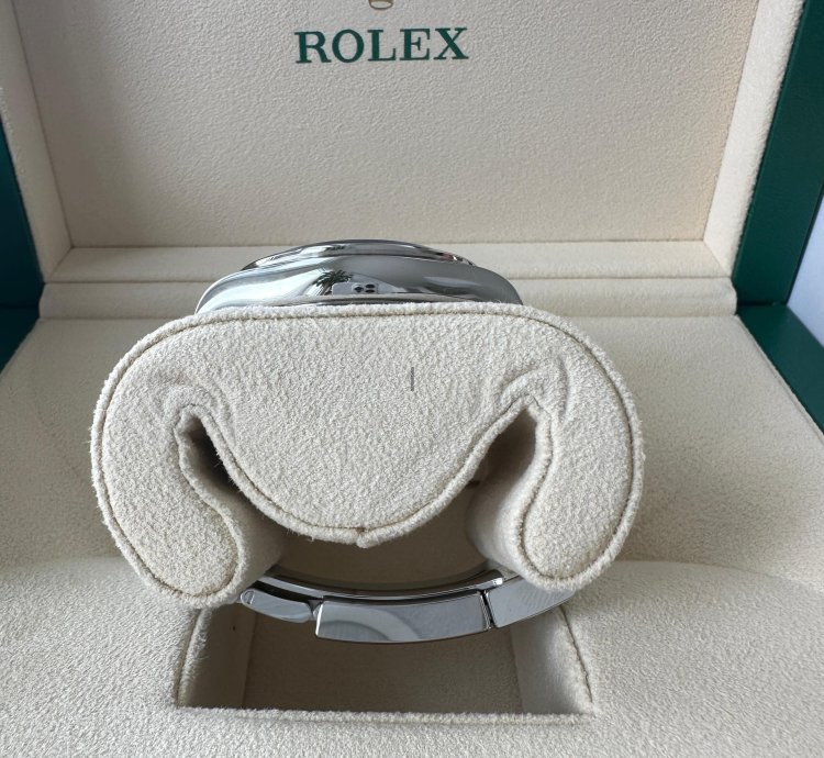 Rolex Daytona Newest Model Full Set Box And Papers Unworn