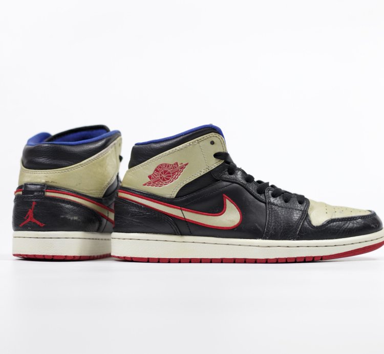 2013 Air Jordan 1 Mid Black Gold Red