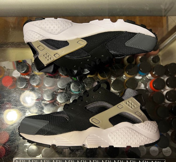 2014 Nike Air Huarache Wolf Grey Yellowing Size 4