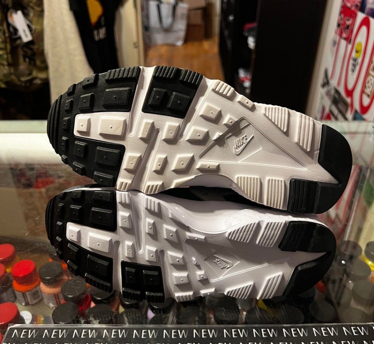 2014 Nike Air Huarache Wolf Grey Yellowing Size 4
