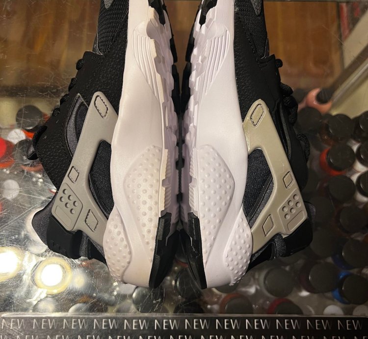 2014 Nike Air Huarache Wolf Grey Yellowing Size 4