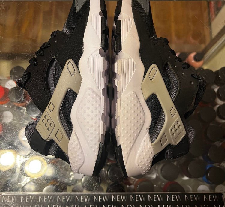 2014 Nike Air Huarache Wolf Grey Yellowing Size 4