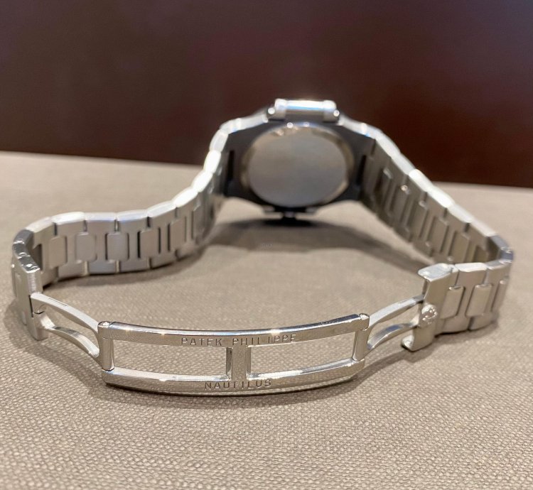 Patek Philippe Nautilus Stainless Steel 37mm Black Roman Numeral Dial Mint Condition 3800 1a-001