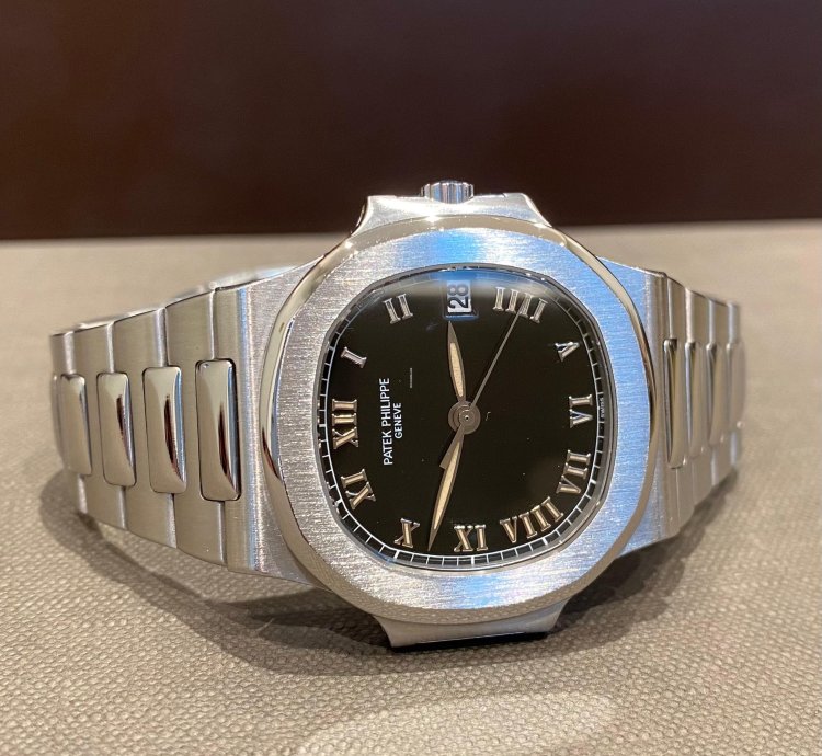Patek Philippe Nautilus Stainless Steel 37mm Black Roman Numeral Dial Mint Condition 3800 1a-001