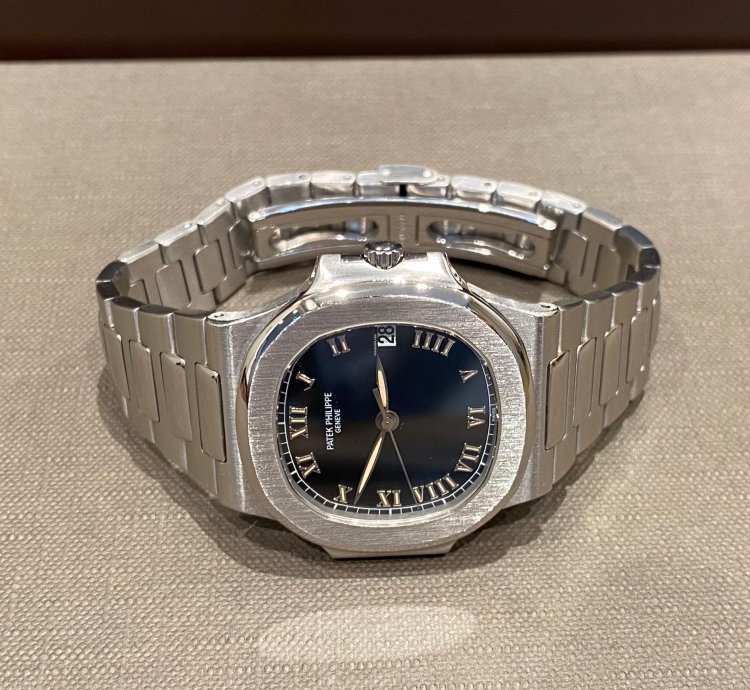 Patek Philippe Nautilus Stainless Steel 37mm Black Roman Numeral Dial Mint Condition 3800 1a-001